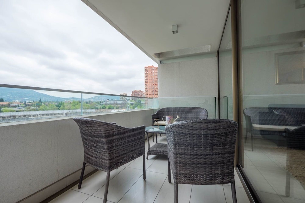 Charming Arauco - 2BR Heated Pool Gym