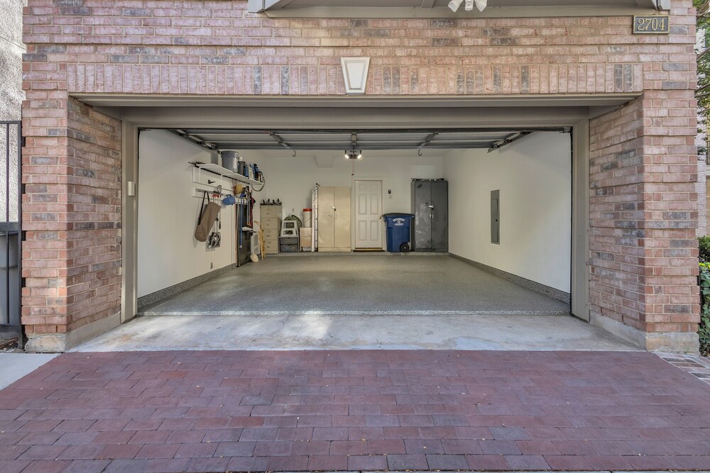 Spacious Urban Uptown Retreat 3 Bedroom Townhouse