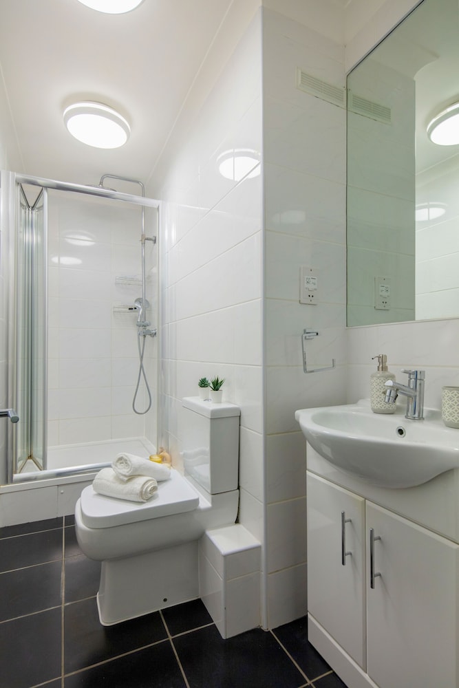 Elegant & Airy 2BR near Regents Park