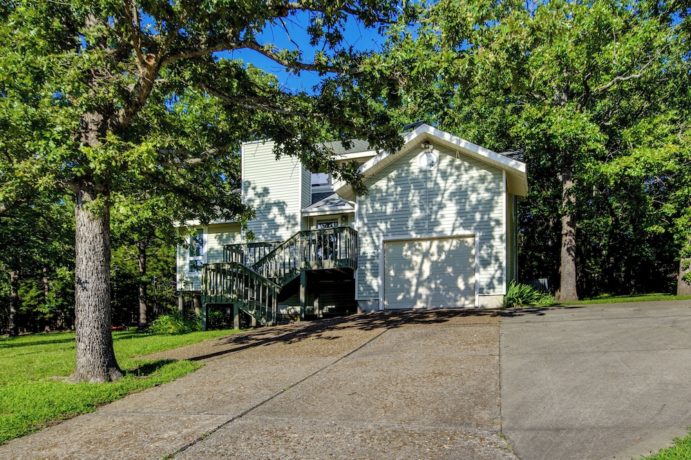 Walk to Pomme de Terre Lake: Pet-friendly Escape