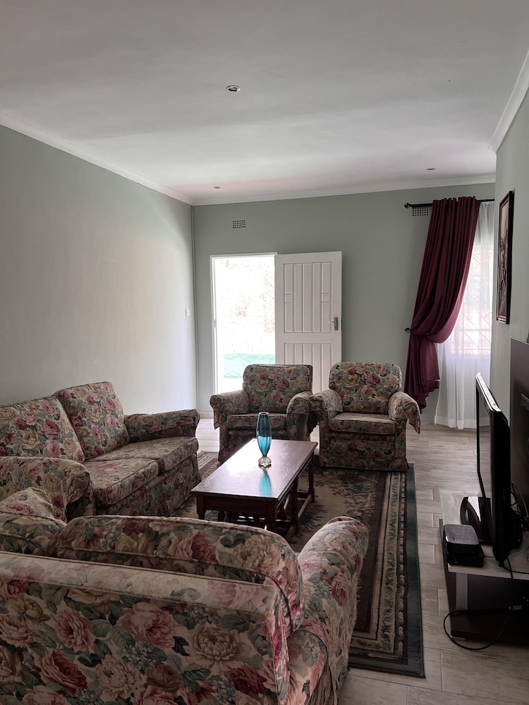 Rustic 3 Bedroom Cottage - 2267