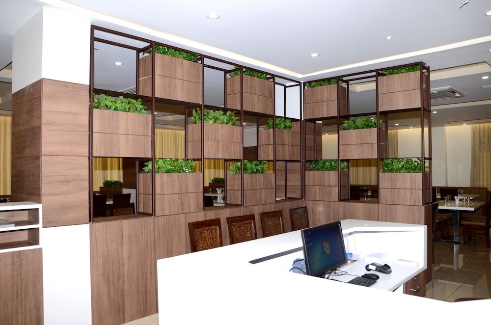 Lobby & Reception