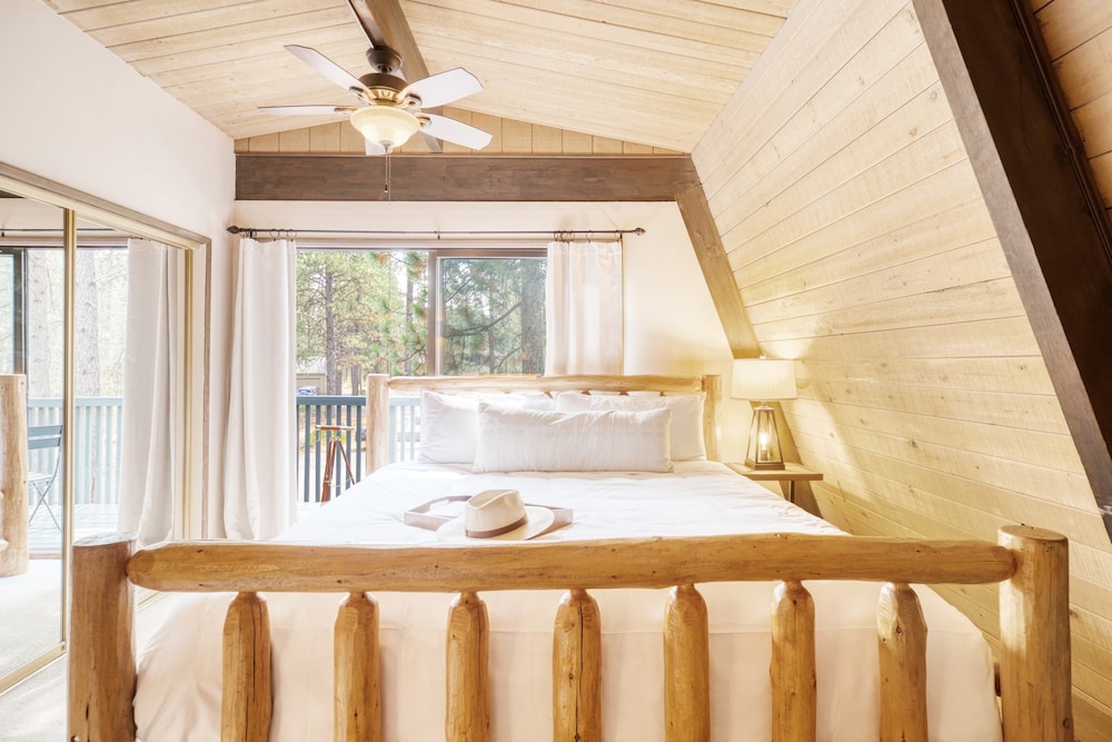 Alder by Avantstay Moody Retreat: Patio, Hot Tub in Sunriver! view 5