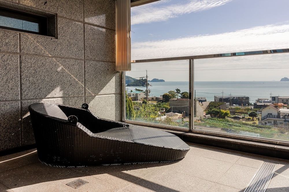 Geoje Pension Kan Pool Villa
