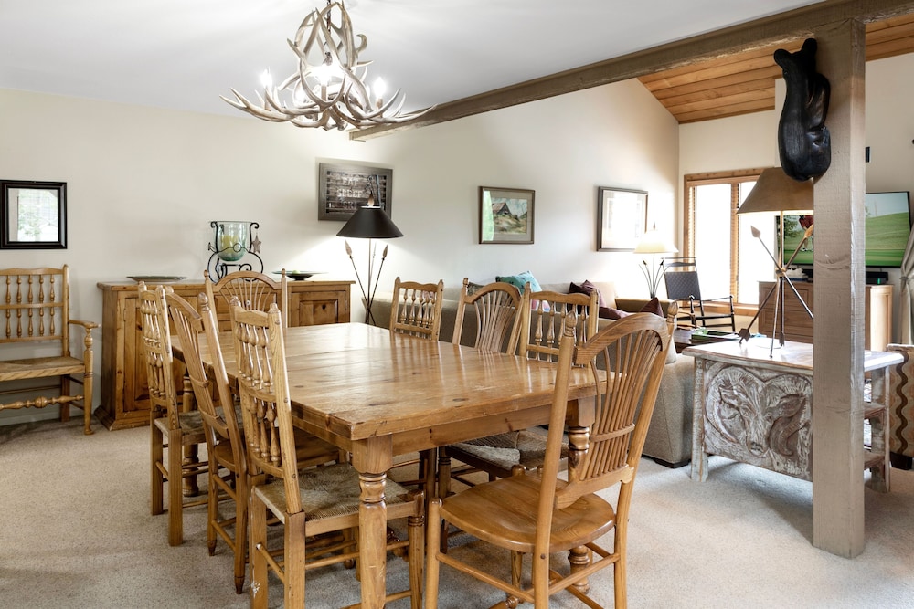 100 Ridgepoint 4 Bedroom Condo