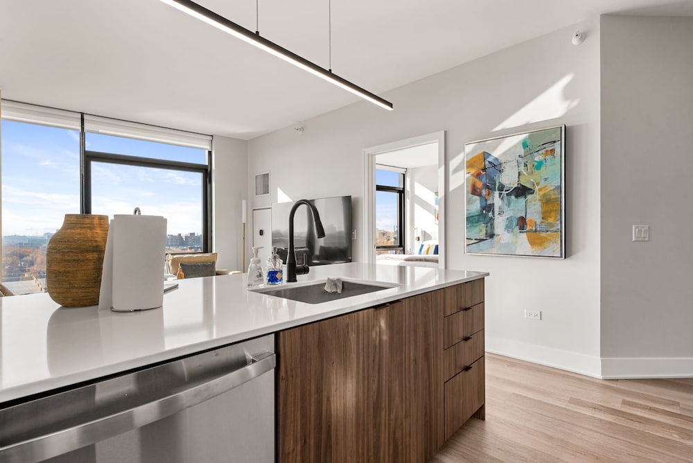 West Loop 3x 2BR Walk to Dining Gym Terrace