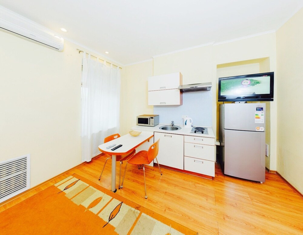 Hotrent Baseina Street Area