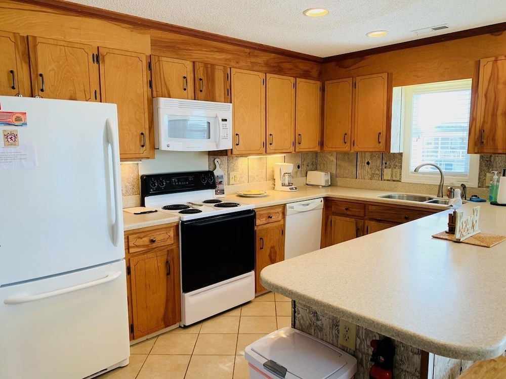 Glenmar 4 Bedroom Home by RedAwning view 3