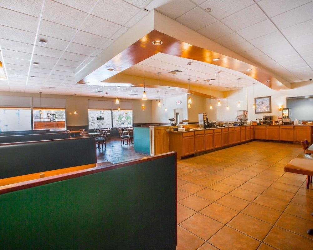 Brattleboro Vacations - Quality Inn  Conference Center - Property Image 2