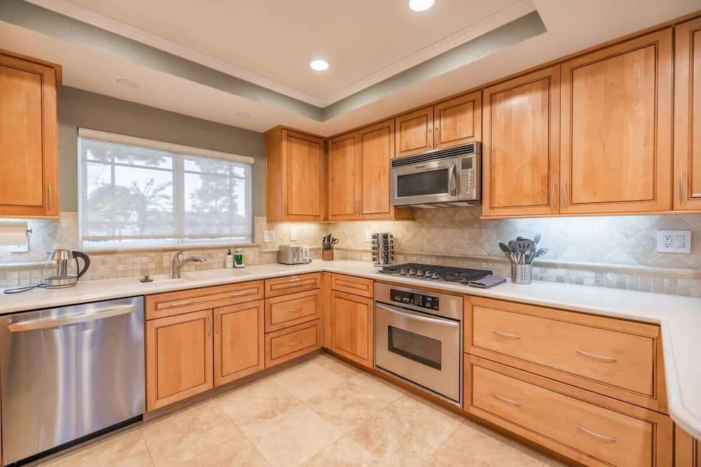 Marbella Lane - Charming 4BR Bungalo for Relaxing Retreat