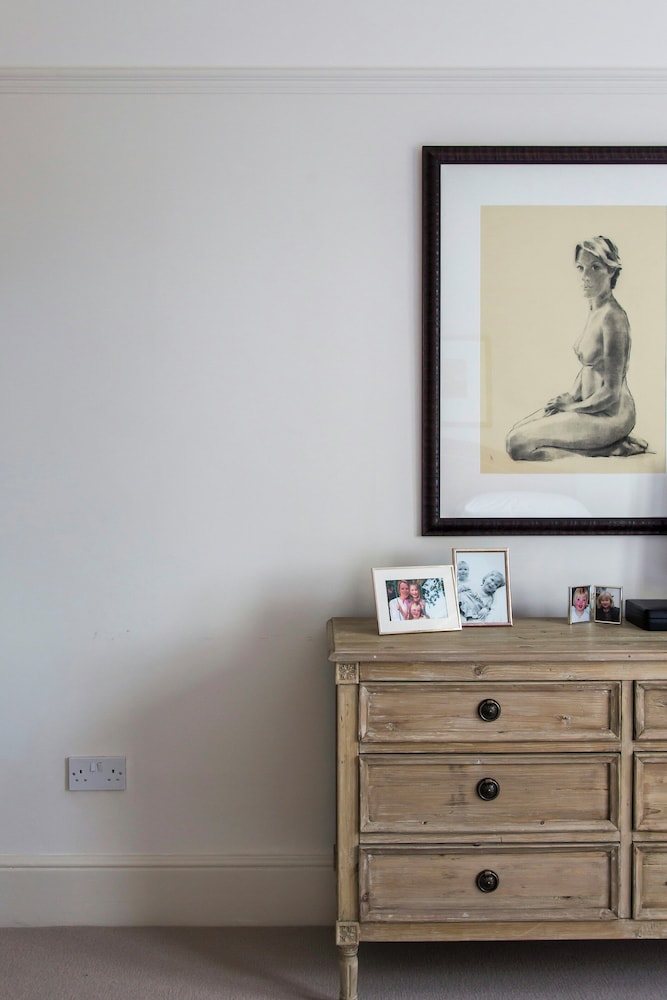 Albert Bridge Road II by Onefinestay