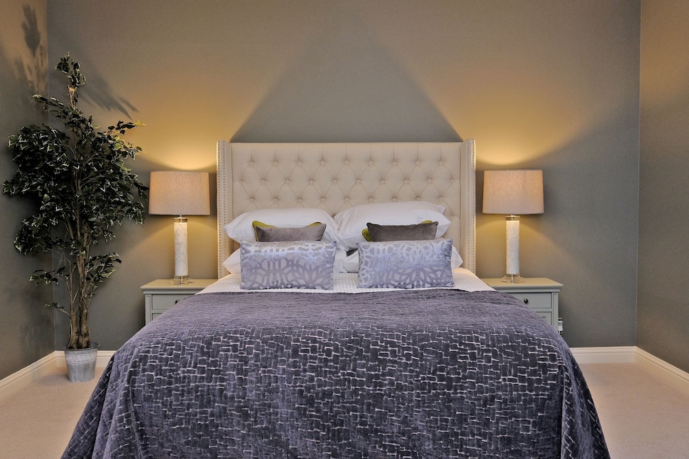 Chic and Contemporary Aberdeen Home Near to Hazlehead Park view 5
