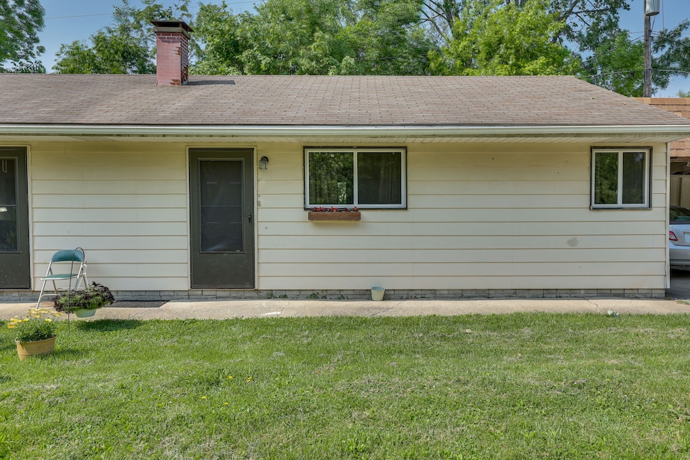 Cozy Youngstown Apartment w/ Central A/C + Heating view 3