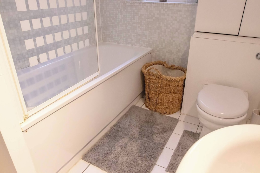 Cozy Fulham Retreat With Private Entrance & Hot Tub