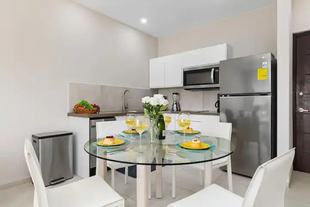 1BR Gold Coast Pools Tennis Gym Security