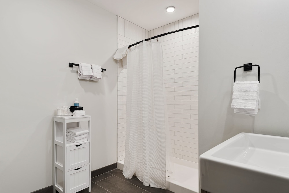 Two Units Seamless Stay Downtown Convenience