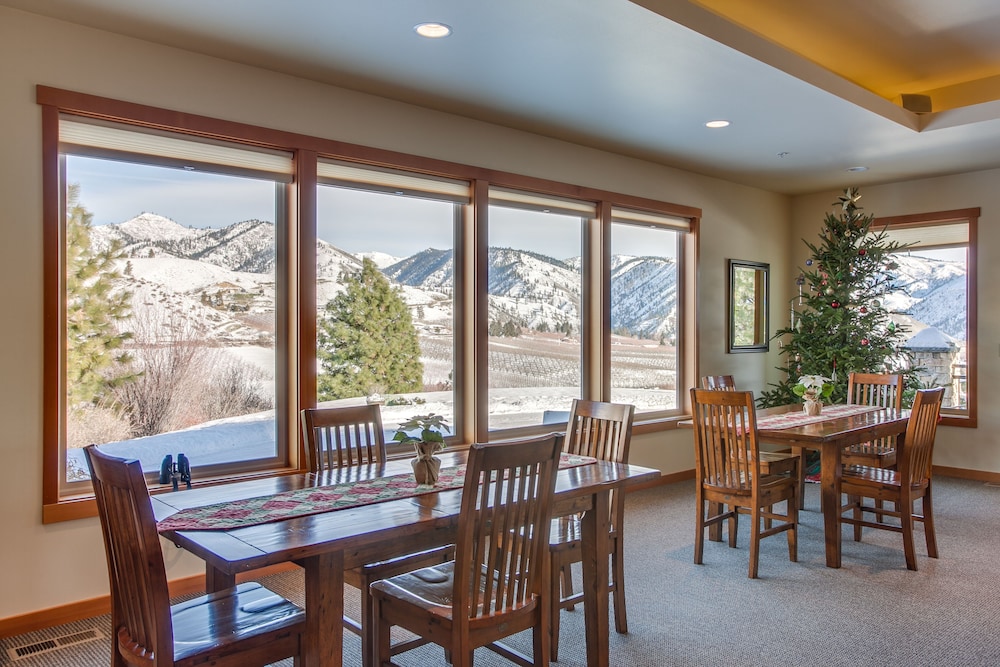 Cascade Valley Inn