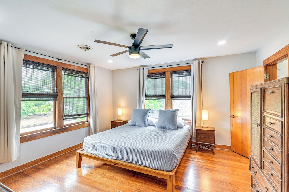 2 Mi to Pleasure Pier: Pet-friendly Gem w/ Yard