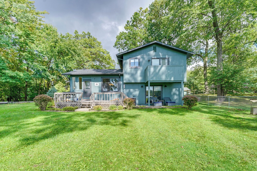 Lakefront Orion Twp. Home w/ Fire Pit & Kayak!
