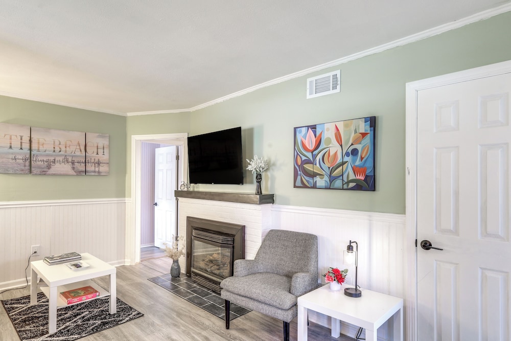 Cozy Cape Cod Cottage < 2 Mi to Beach!