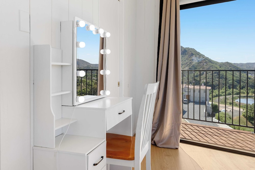 Designer Retreat w/ Pool, Firepits, Panoramic Views The Lake House at Malibu
