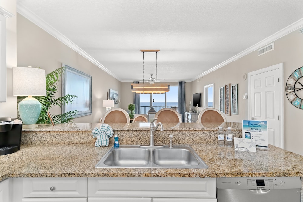 Twin Palms by Book That Condo