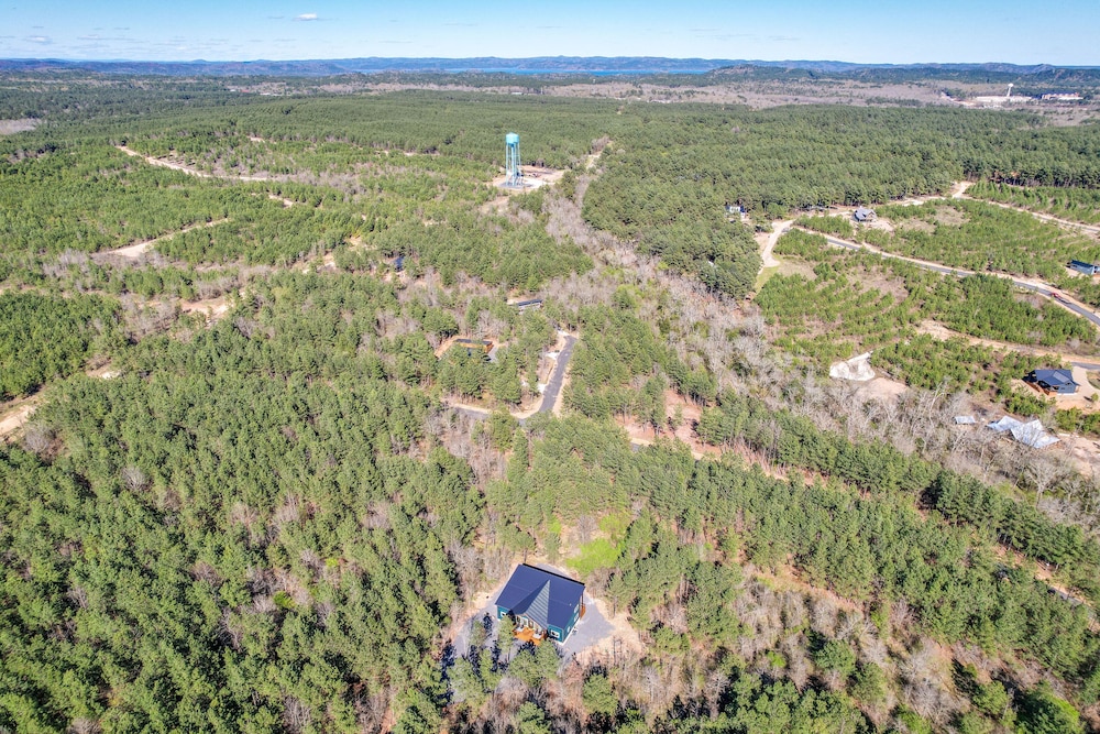 Broken Bow Cabin ~ 5 Mi to State Park w/ Hot Tub!