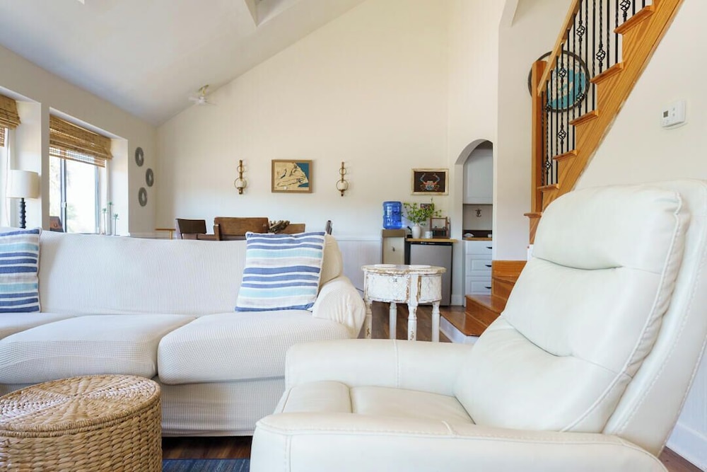 Charming 3-bed, 2-bath Home With Wonderful Views of the Golf Course