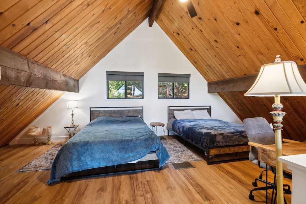Golden Peak Cabin 3 Bedroom Home by Yosemite Region Resorts