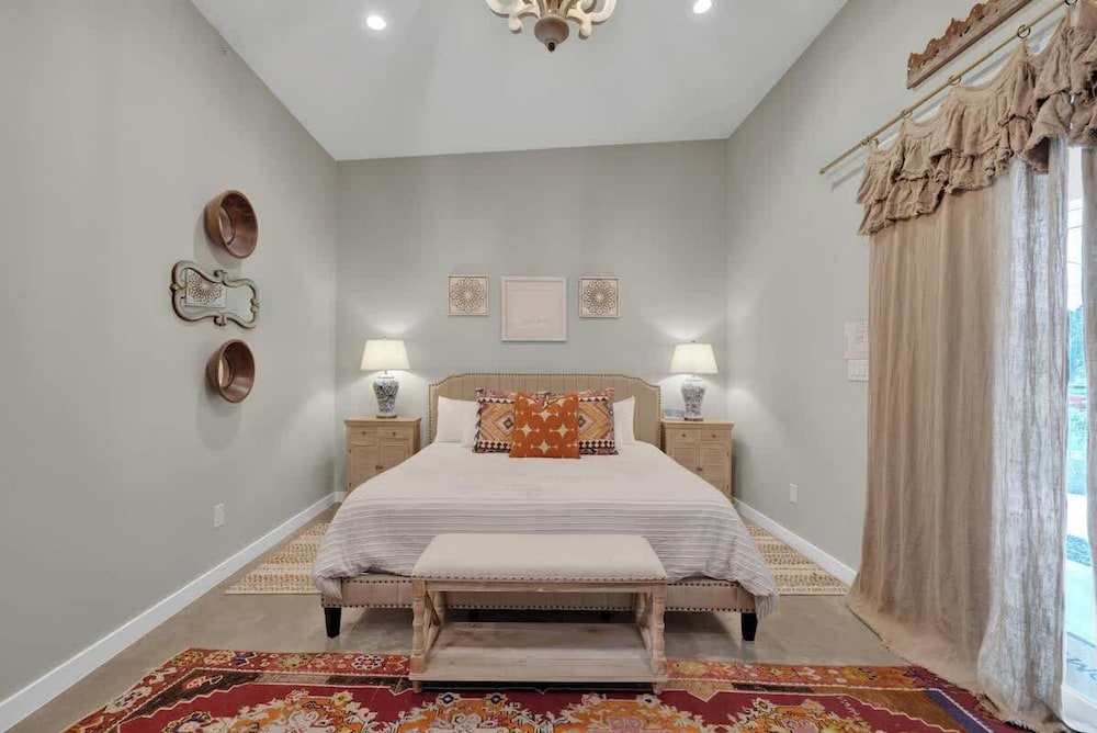 Pop-2: Hot-tub/close to Main St!