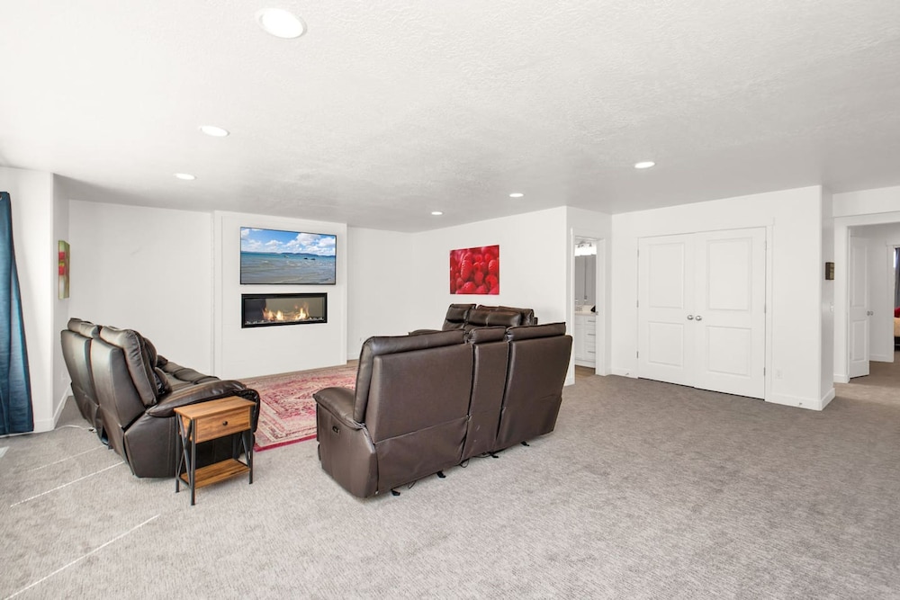 Bear Lake Table Downtown Garden City Townhome