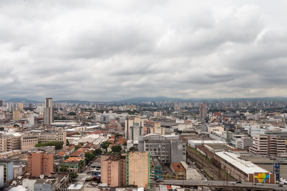Skyline da cidade em Resort paradisíaco