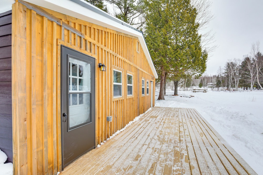 2 Ponds & Trail Access: Peaceful Cabin in Calumet!