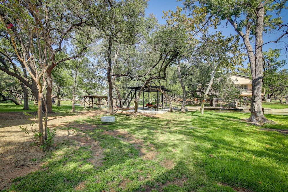 Modern Kingsland Home w/ River Access & Kayaks!