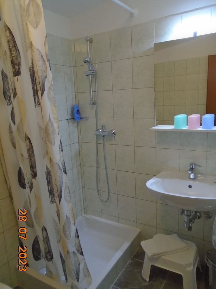 ROOMS MATEA PULA