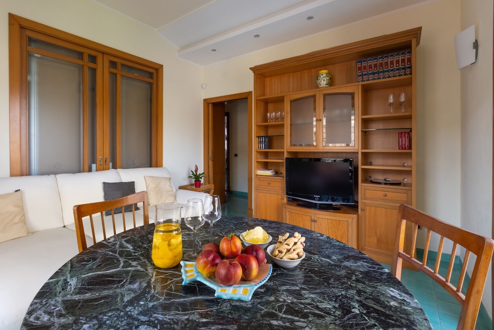 Family Home With Terrace & View In Sorrento Center