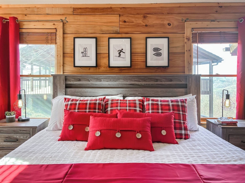 3 Kings 4 Bunks-sleeps 10-smart TV X6-parking out Front-full Kitchen-hot Tub