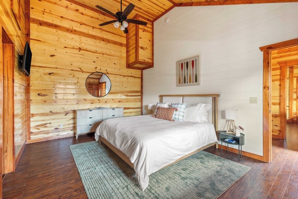 Sleeps 20! Indoor Pool & Home Theater Redesigned Boulder Ridge by Avantstay