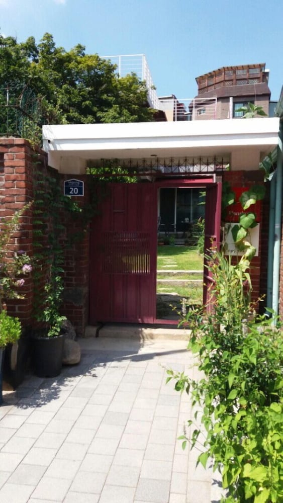Hans House