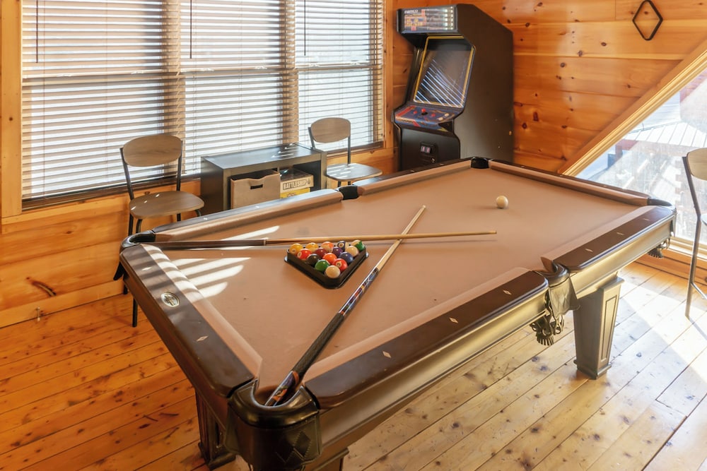 2 BR Pigeon Forge Home w/ Porch & Hot Tub