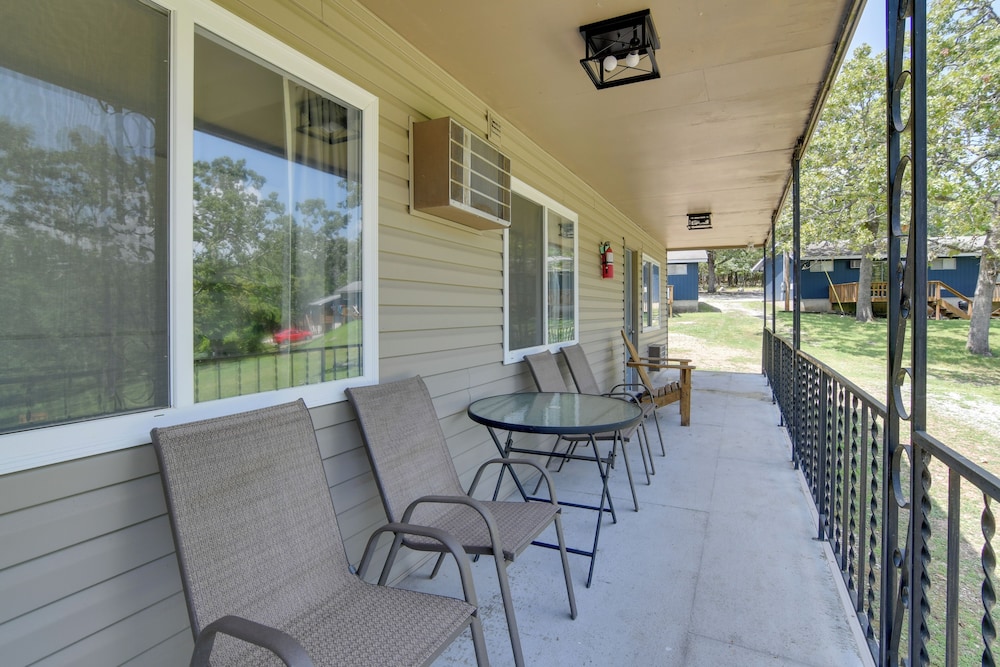 Charming Studio w/ Pool & Table Rock Lake Access!