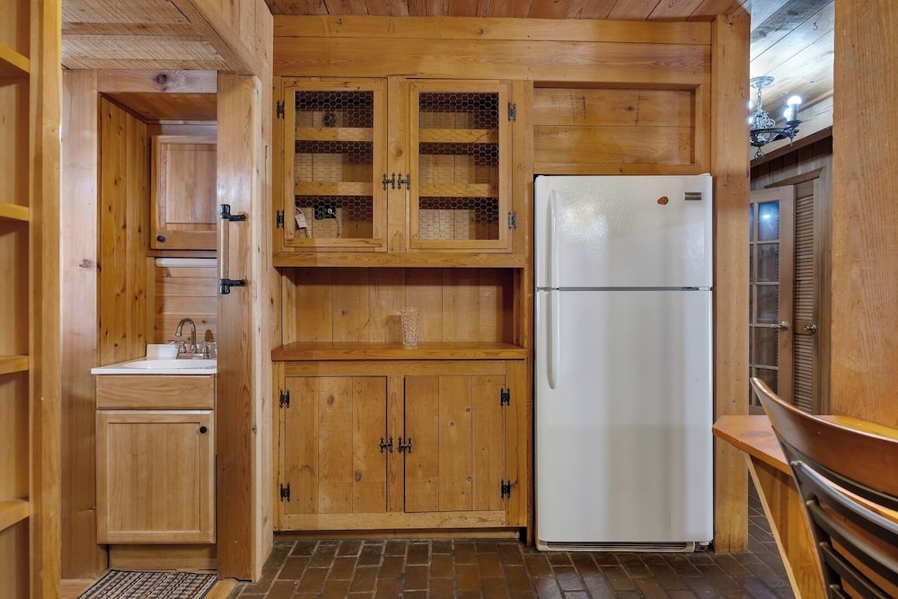 Pet-friendly 3BR Lake House Firepit + Pier