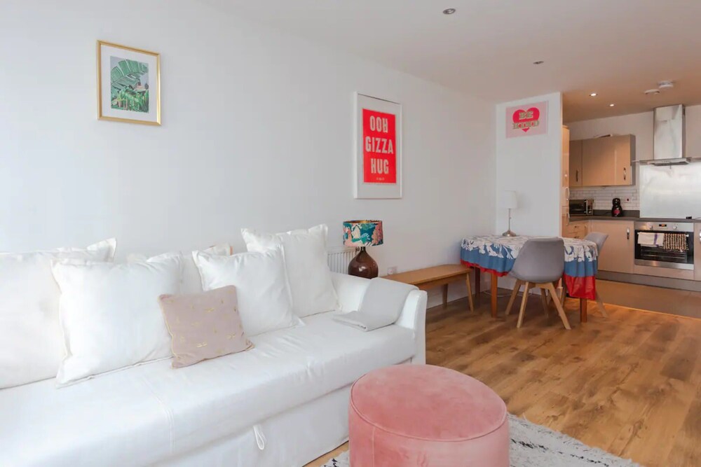 Fantastic 1 Bedroom Apartment in East London With Balcony