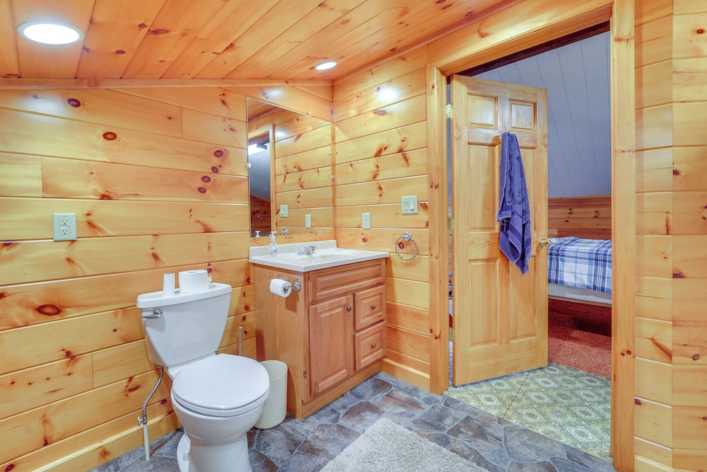 Cabin Comfort Near Psu! Fire Pit & On-site Trails