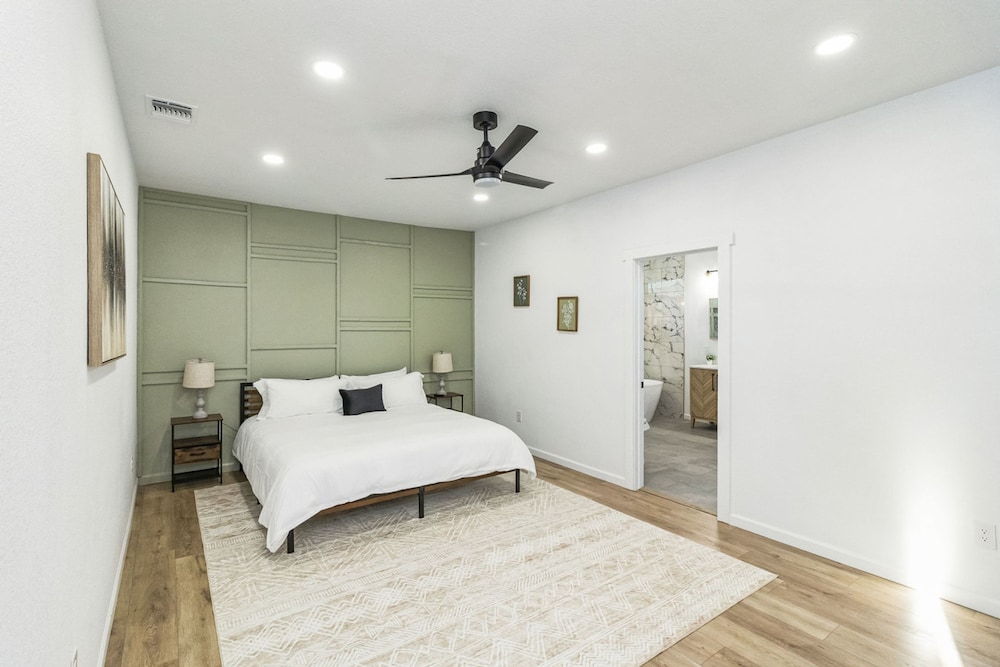 Stylish 4BR Home Mins to Downtown River Walk