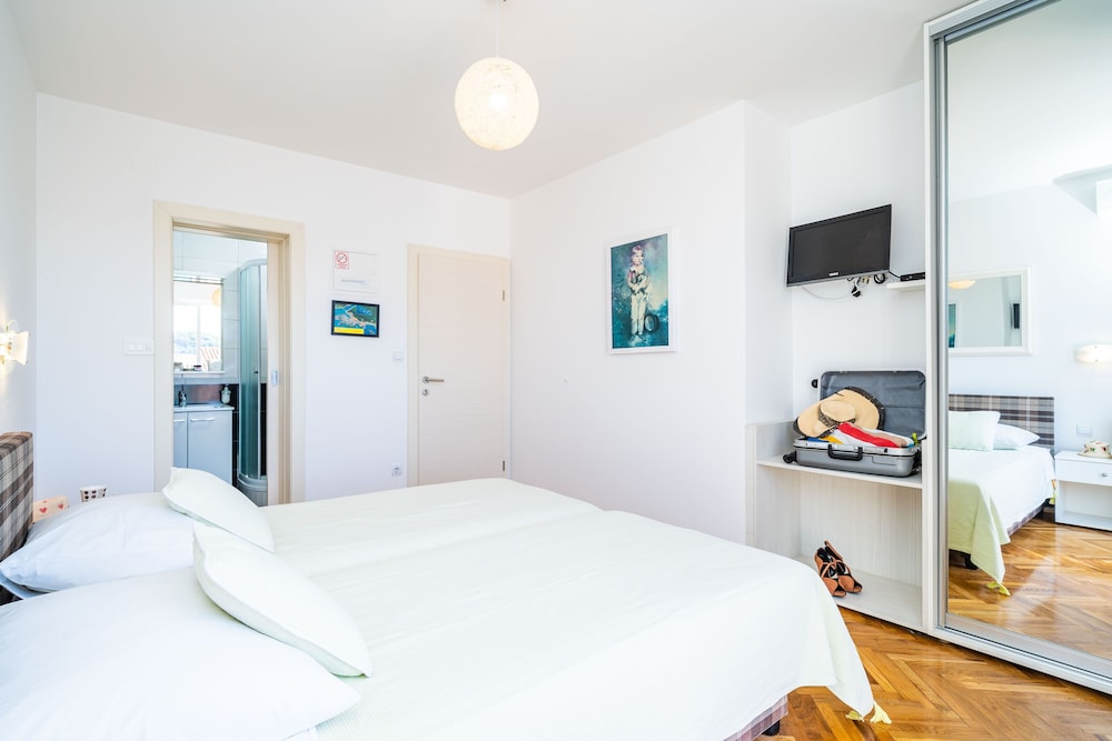Jele Rooms