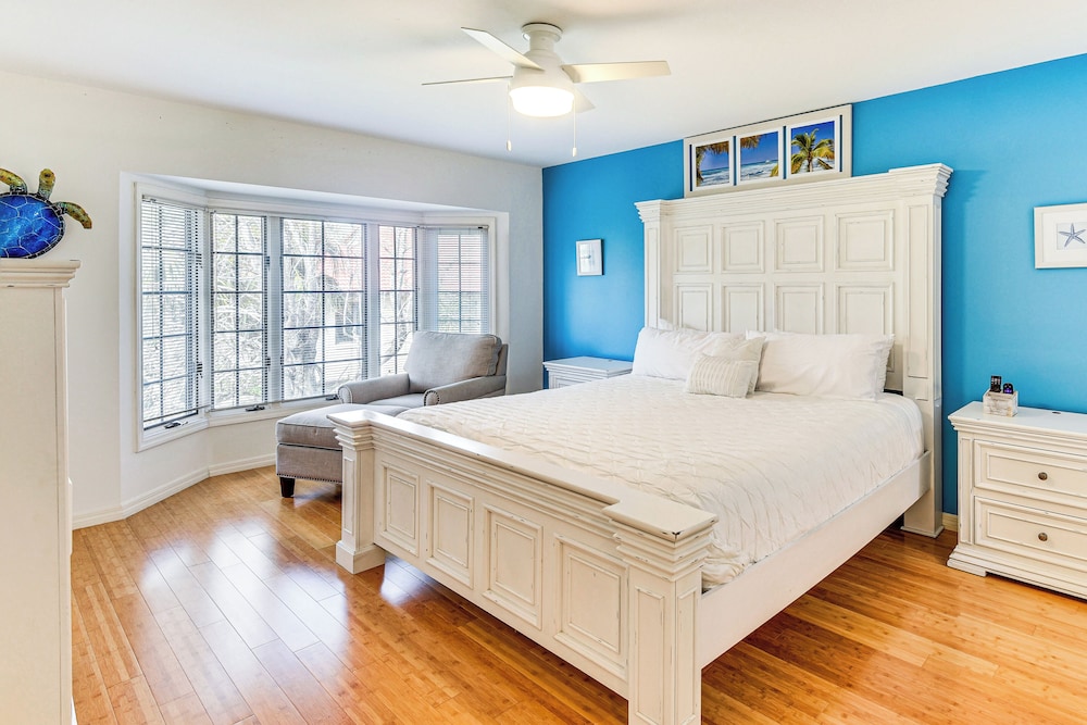 Steps to Ocean, Pool Access! Daytona Beach Gem