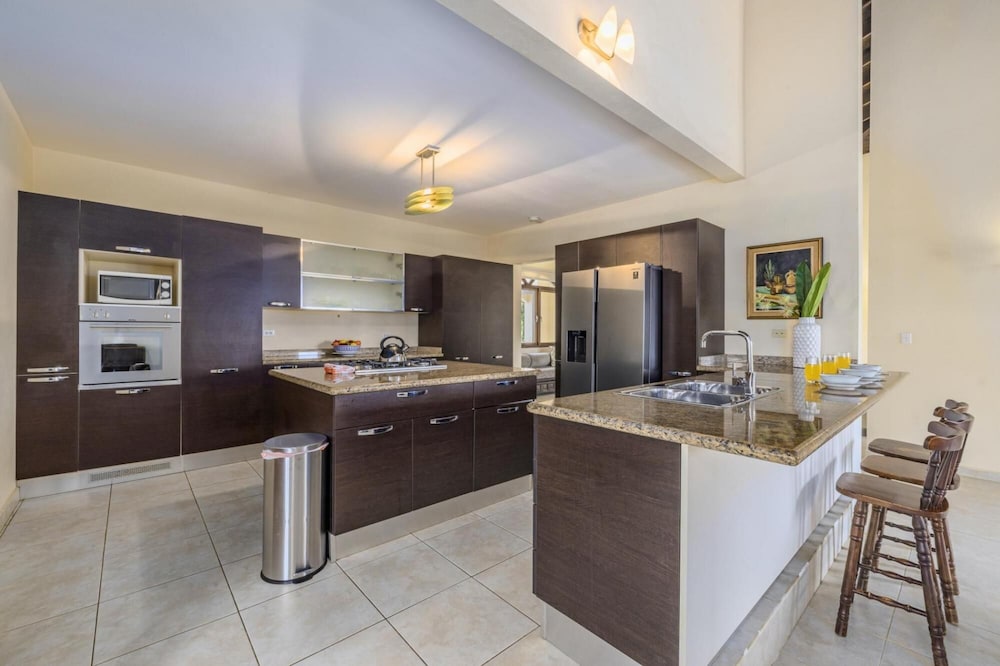 4BR Villa Short Walk to Beach in Amazing Location