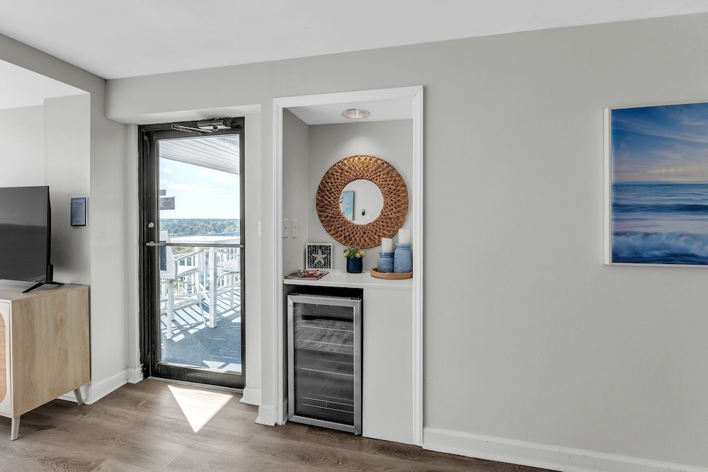Oceanfront Gem Pool, Balcony, Modern Touch 3 Bedroom Condo