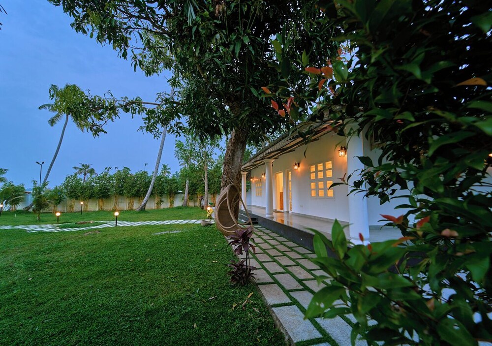 Ashtamudi Lake Villa by VOYE HOMES